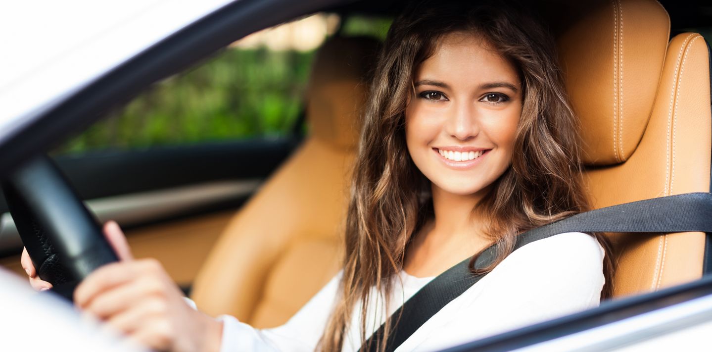 Driver wewaring a seat belt in a car