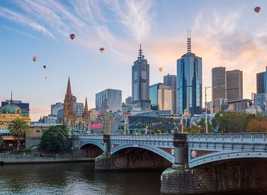 Princes Bridge and Yarra River in front of the Melbourne city skyline.