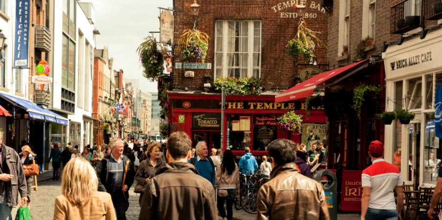 temple bar in dublin street ireland