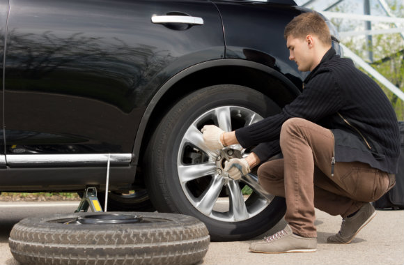 mechanic-changing-a-wheel-dp