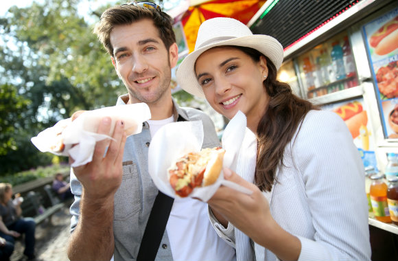 couple eating hotdog in new york