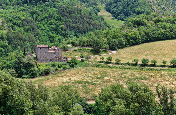 beautiful-country-house-view-in-valley-in-tuscany-italy-dp
