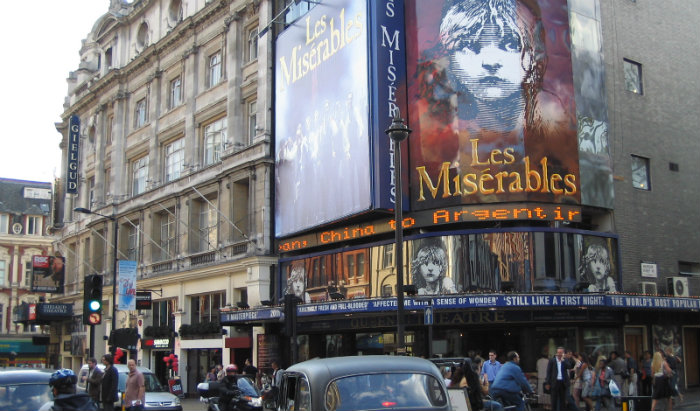 Queen's_Theatre_by_Day