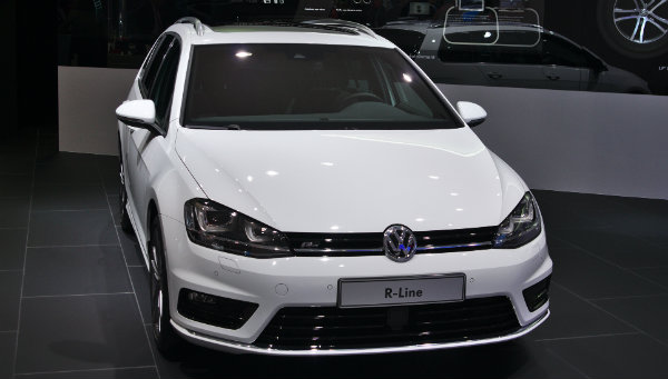 Volkswagen_Golf_R-Line_1