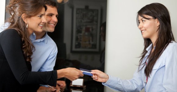 customers-checking-in-at-the-hotel-dp