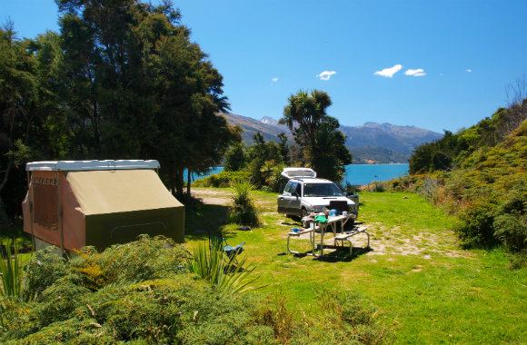 beautiful-campsite-on-the-shore-of-lake-wanaka-in-newzealand-dp