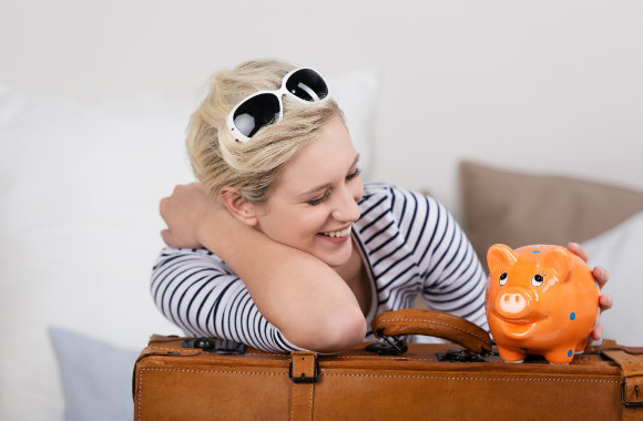 trendy-traveller-with-a-piggy-bank-dp