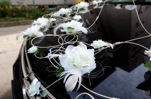 ca-rental-decked-with-flowers-for-a-wedding-dp