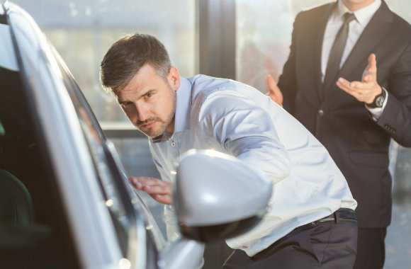 customer-checking-the-car-before-renting-dp