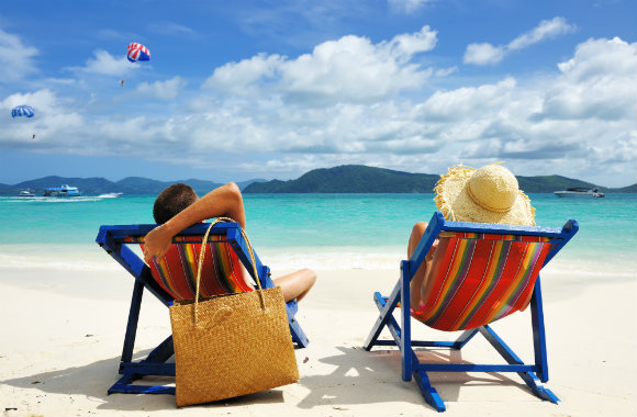 couple-enjoying-their-vacation-dp