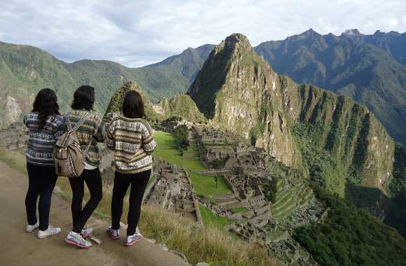 group of girls in machu pichu