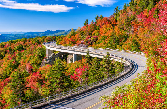 road-trip-in-linn-cove-viaduct-in-north-carolina-usa-dp