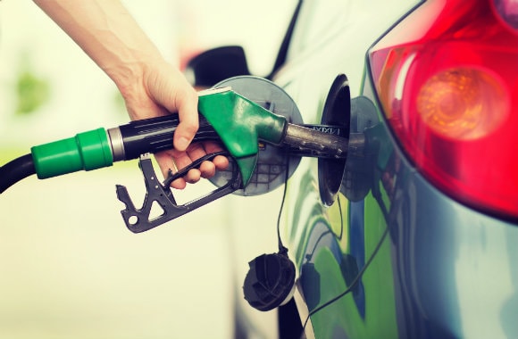Filling the fuel tank