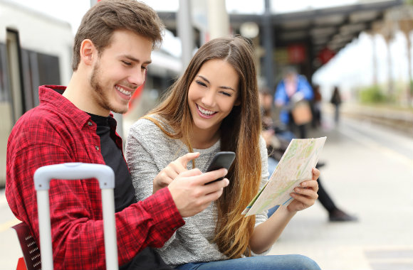 couple-using-a-gps-dp